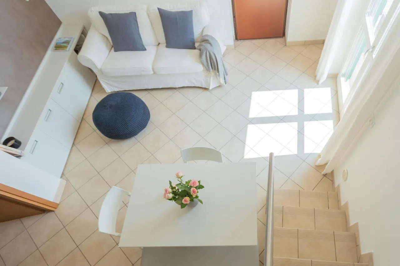 Blue Bliss Apartment By Rent All Como Colonno 0*,  İtalya