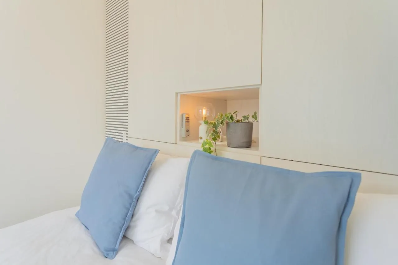 Blue Bliss Apartment By Rent All Como Colonno 0*,  İtalya
